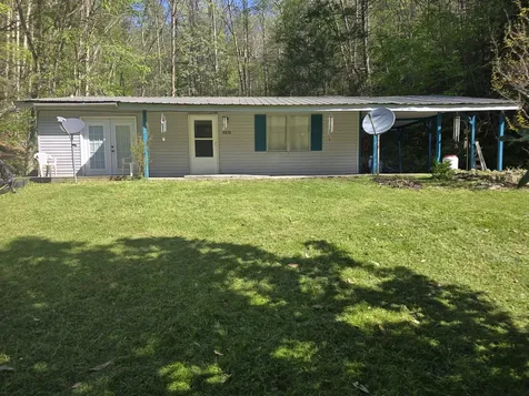 6026 State Highway 221 Bledsoe KY 40810
