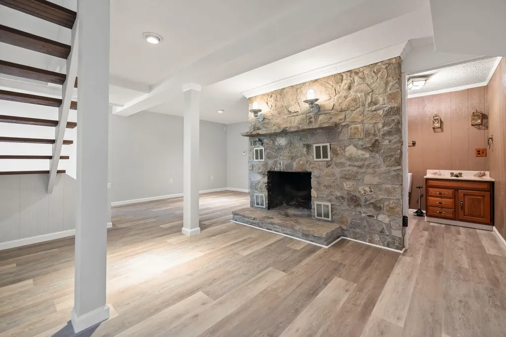 518 W Lakeshore Drive Burnside KY 42519