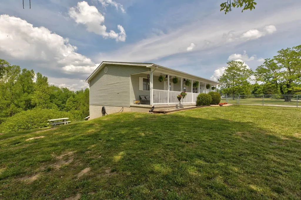 2785 Betty Gap Ridge Road Denniston KY 40316