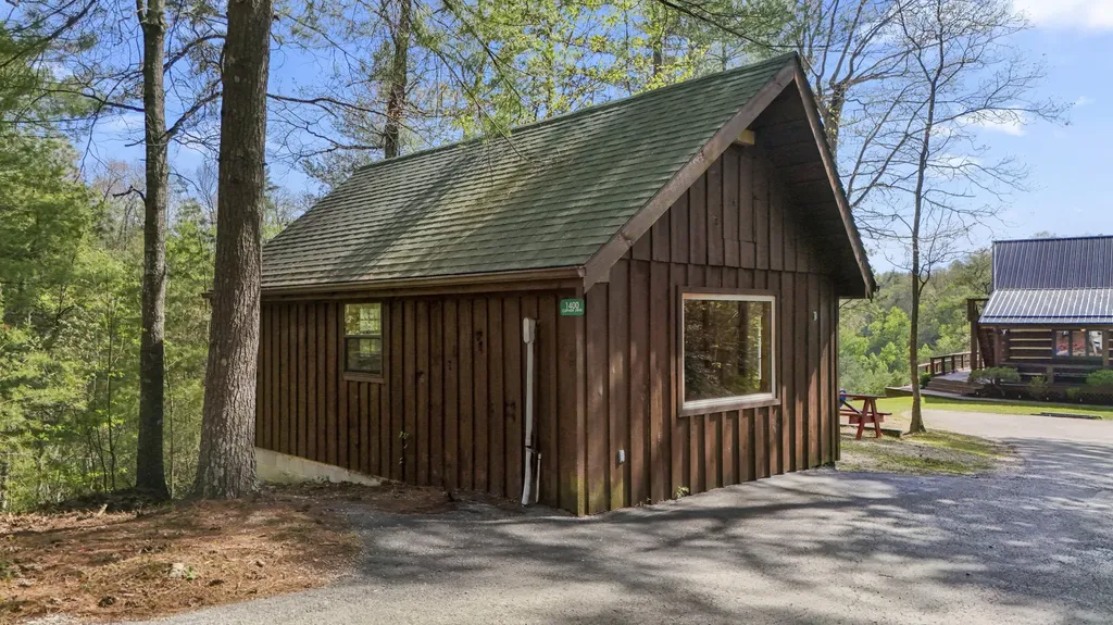 296 Manor House Road Campton KY 41301