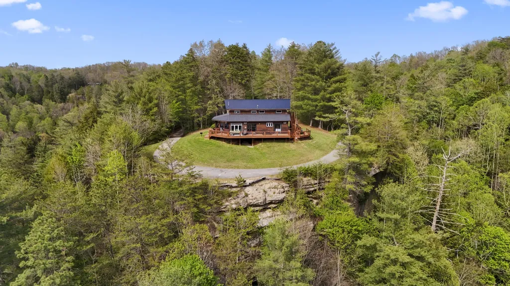 296 Manor House Road Campton KY 41301