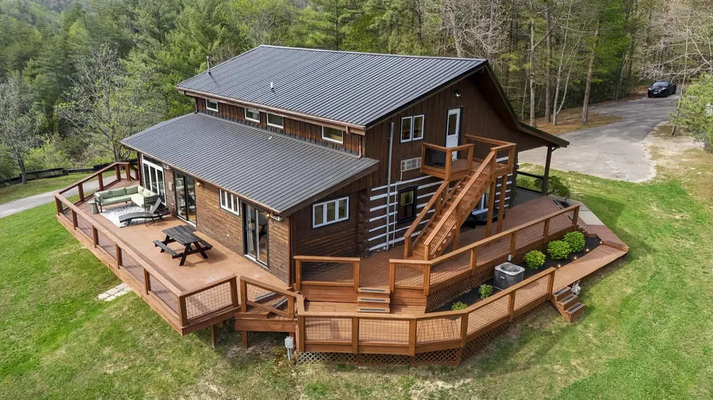 296 Manor House Road Campton KY 41301