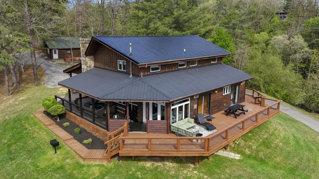 296 Manor House Road Campton KY 41301