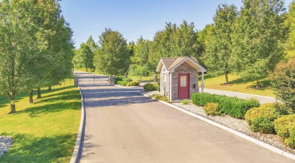 Lot 10 W Canterbury Drive Bronston KY 42518