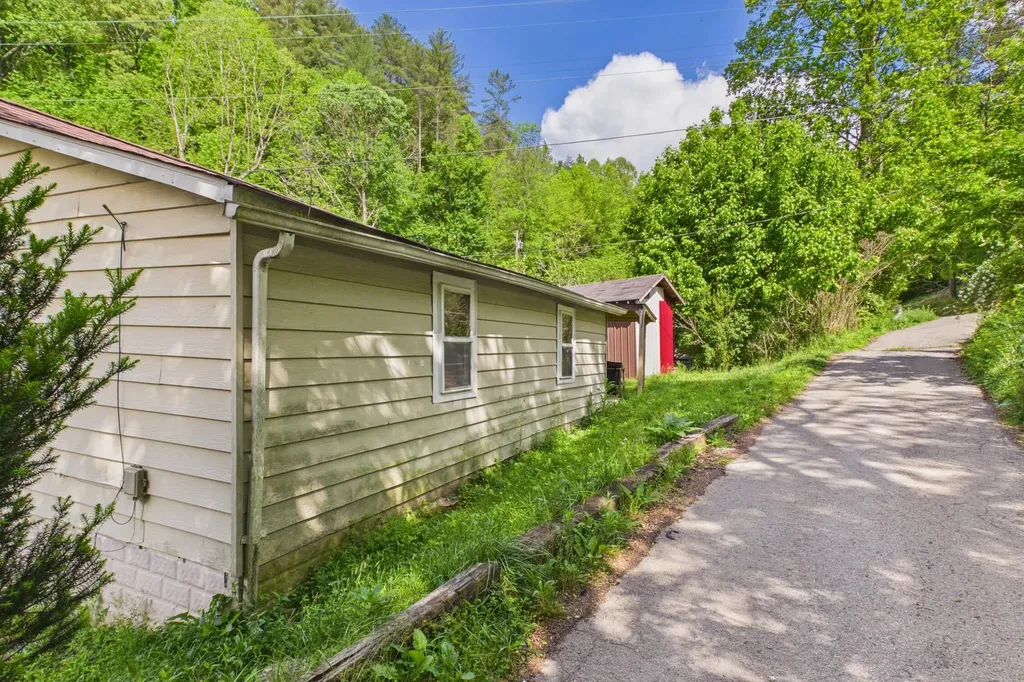 204 Greencamp Road Arjay KY 40902