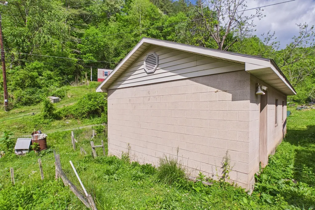 204 Greencamp Road Arjay KY 40902