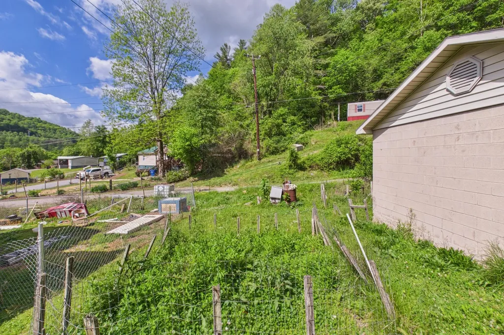 204 Greencamp Road Arjay KY 40902