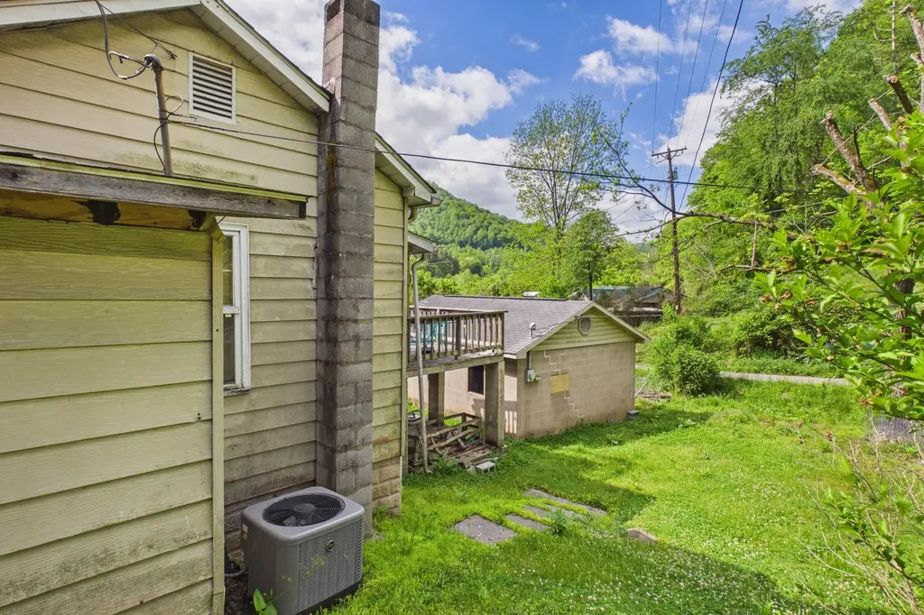 204 Greencamp Road Arjay KY 40902