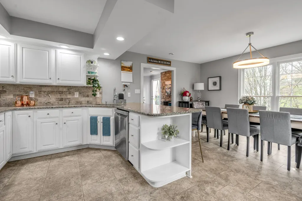 1070 Forest Lake Drive Lexington KY 40515