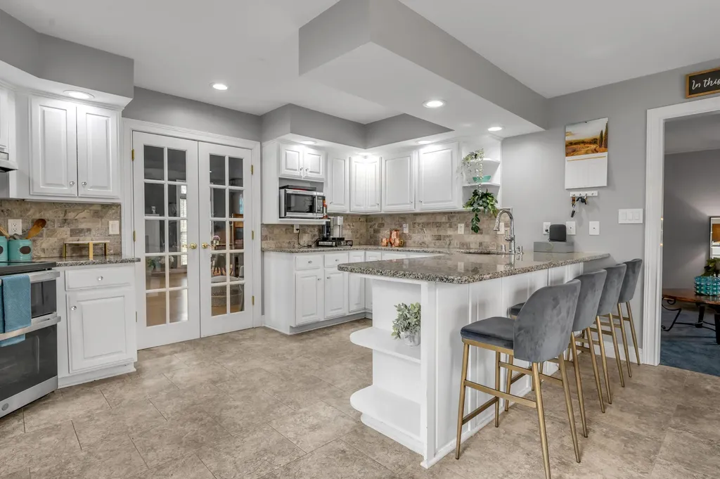 1070 Forest Lake Drive Lexington KY 40515