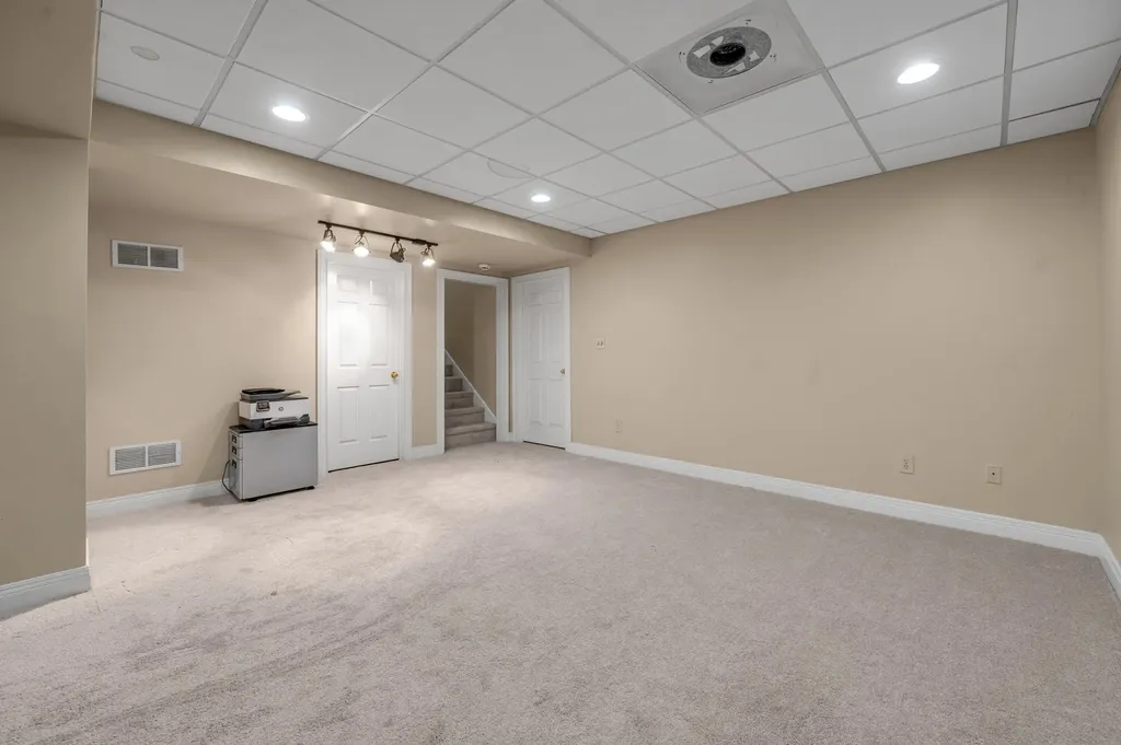 1070 Forest Lake Drive Lexington KY 40515