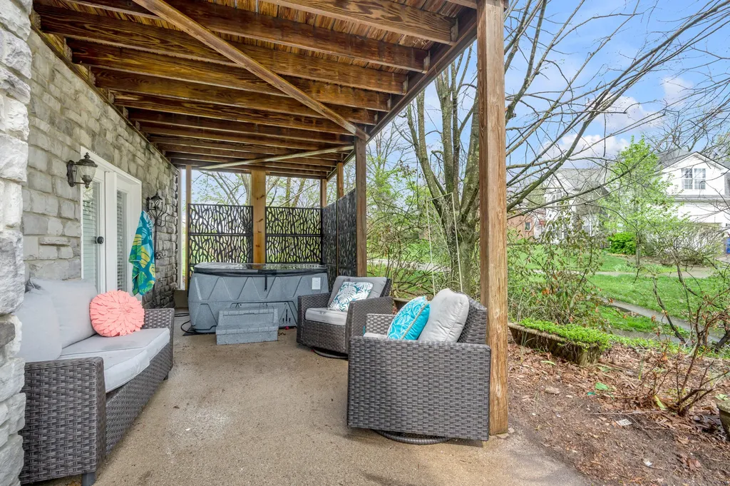 1070 Forest Lake Drive Lexington KY 40515