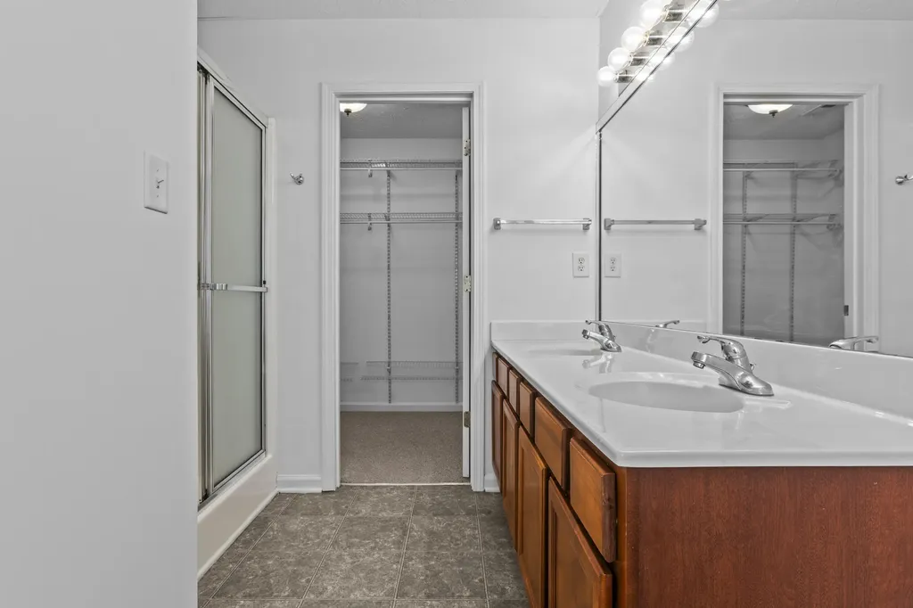 820 White Wood Flat Lexington KY 40511