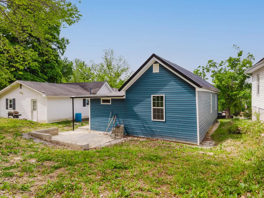 335 Broadway Street Irvine KY 40336
