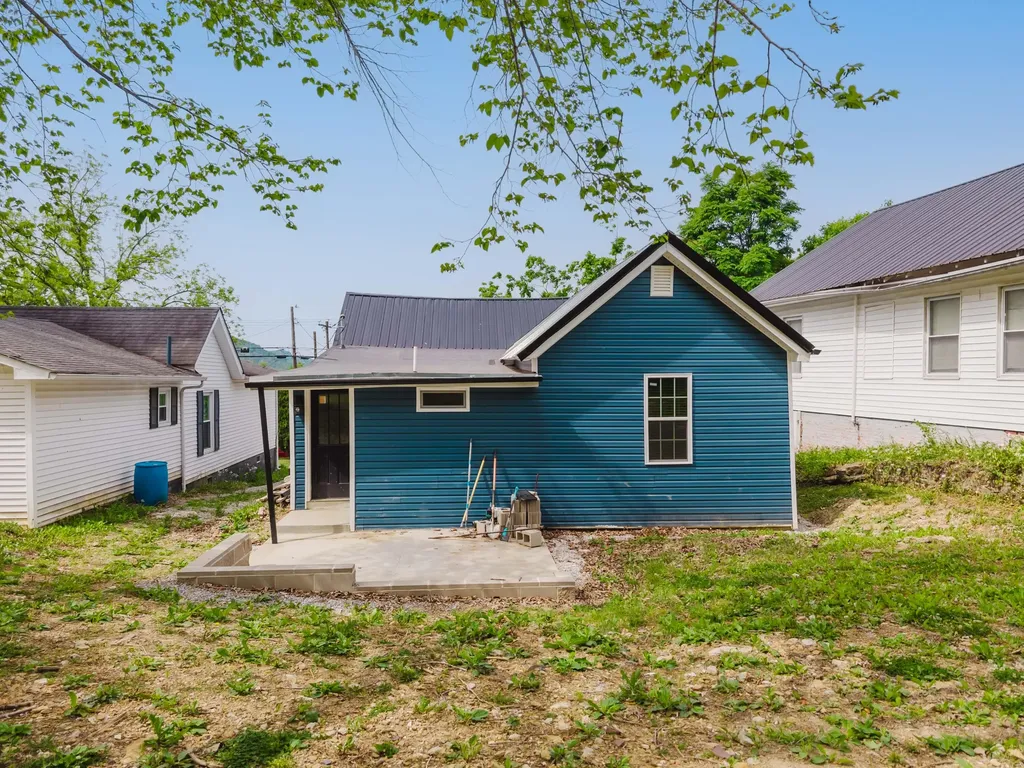 335 Broadway Street Irvine KY 40336
