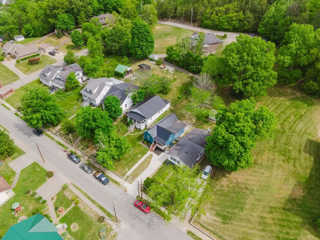 335 Broadway Street Irvine KY 40336