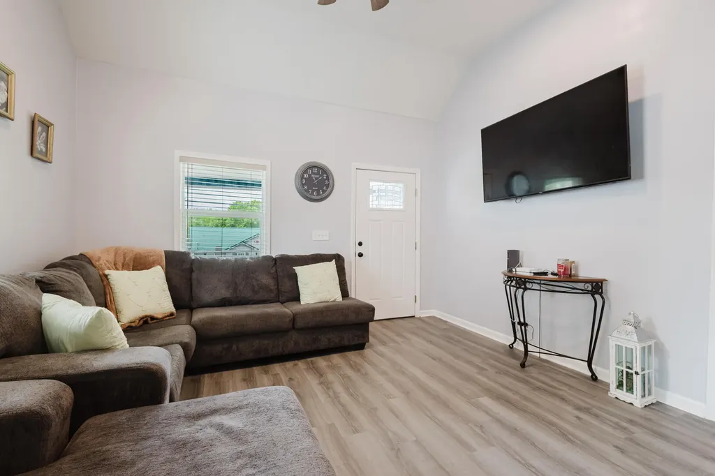 335 Broadway Street Irvine KY 40336