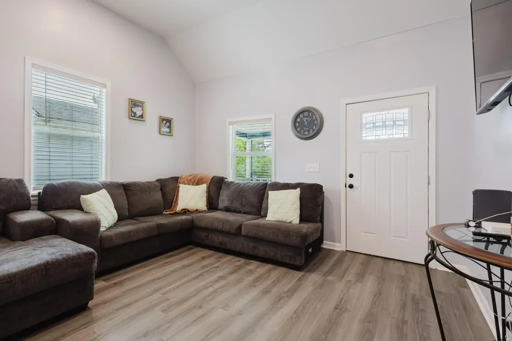 335 Broadway Street Irvine KY 40336