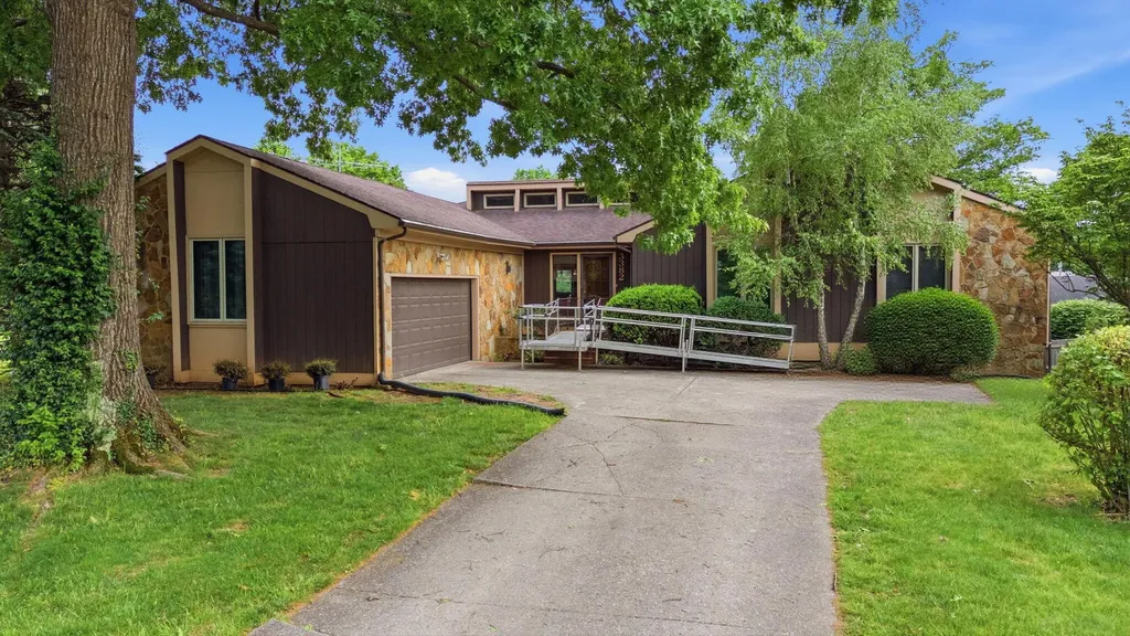 3382 Ridgecane Road Lexington KY 40513