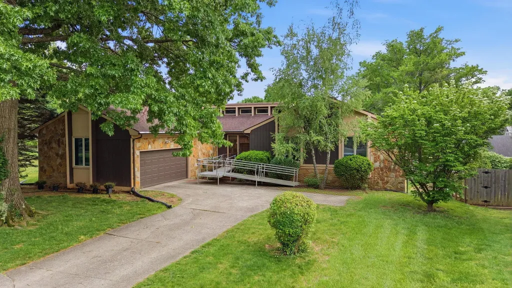 3382 Ridgecane Road Lexington KY 40513