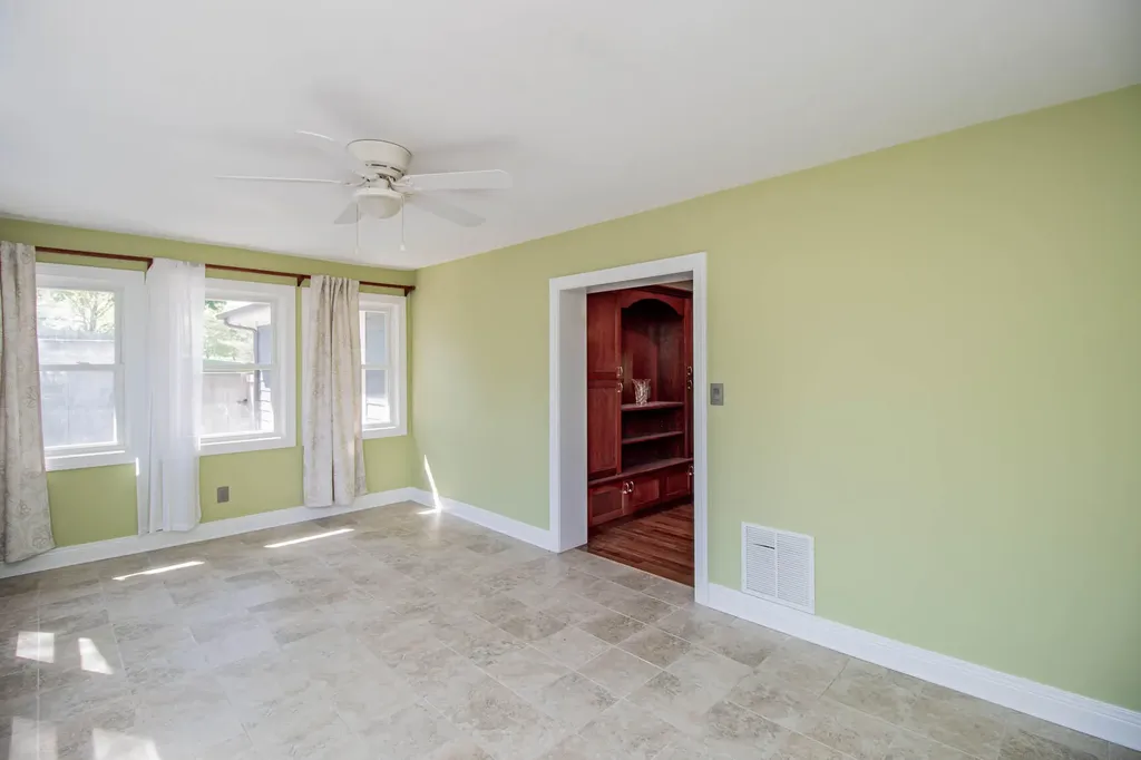 1025 Crestwood Heights Paris KY 40361