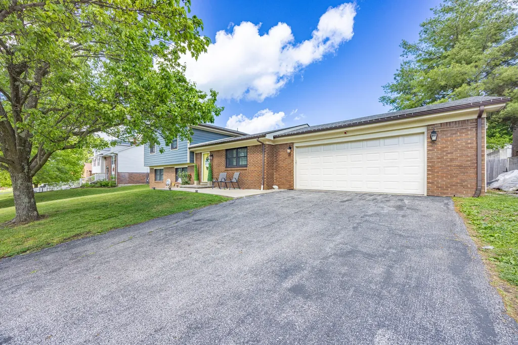 1025 Crestwood Heights Paris KY 40361