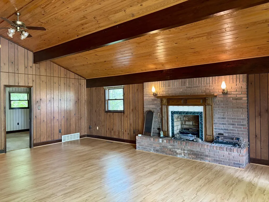 8123 Barbourville Road London KY 40744