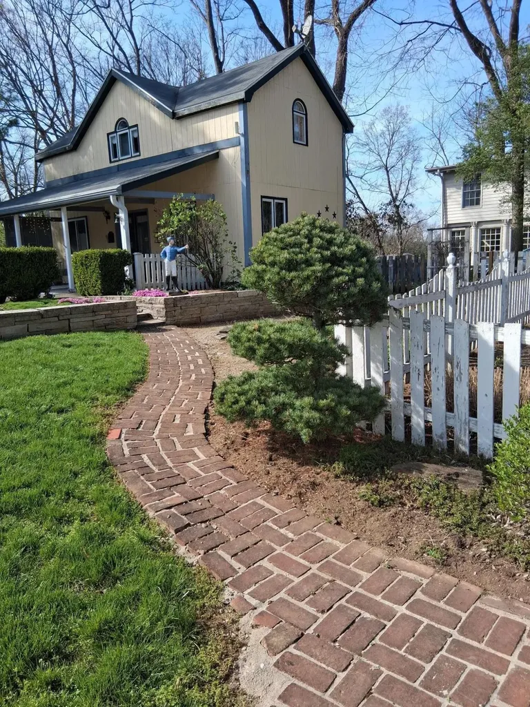 305 S Main Street Versailles KY 40383