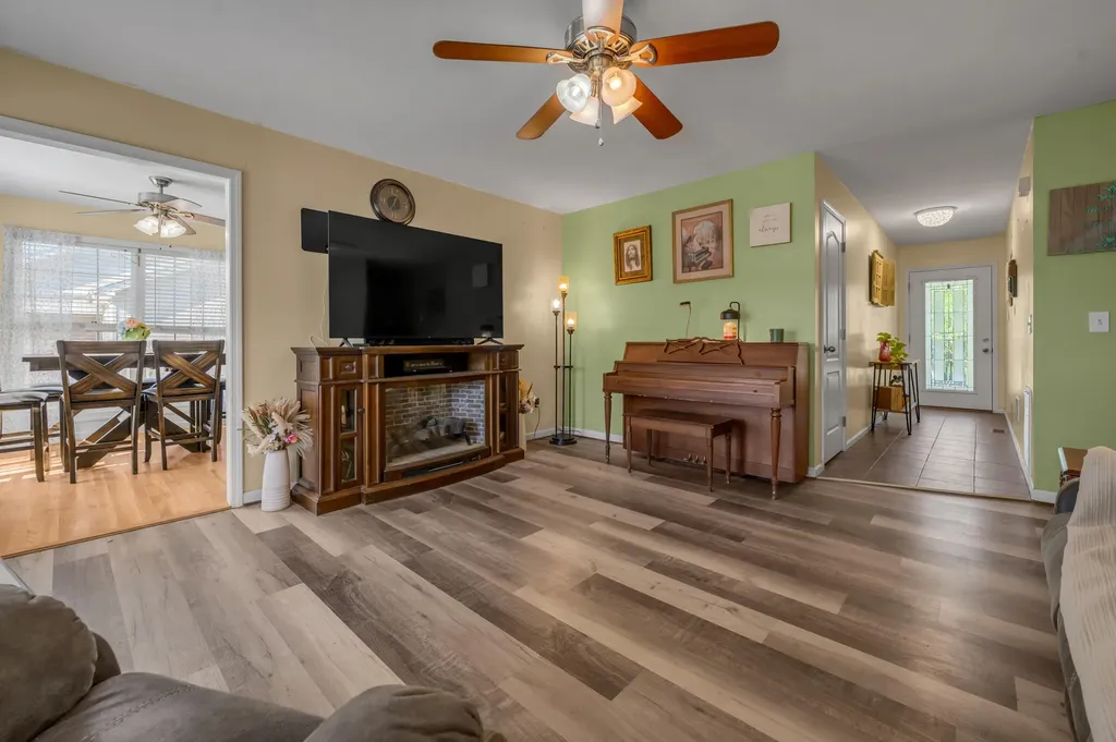2016 Collins Lane Lawrenceburg KY 40342
