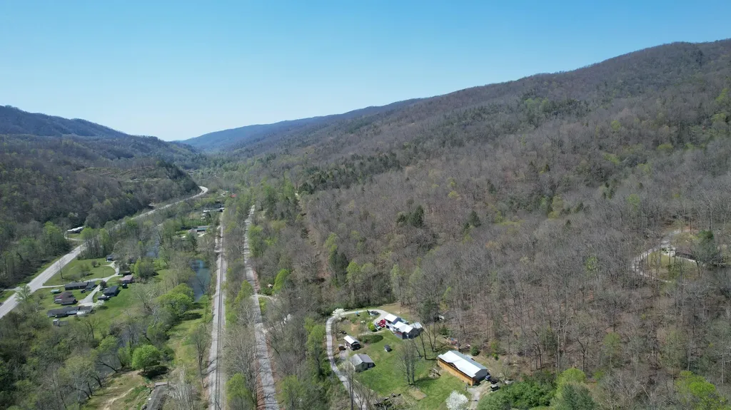 5109 State Highway 522 Putney KY 40865