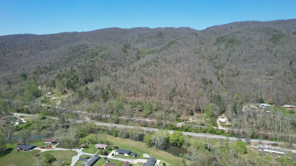 5109 State Highway 522 Putney KY 40865