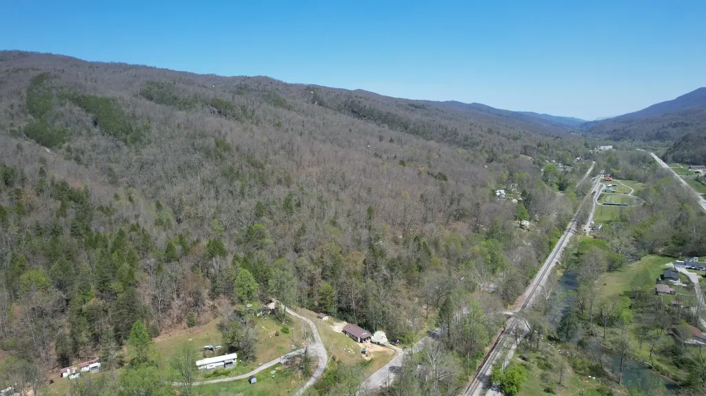 5109 State Highway 522 Putney KY 40865