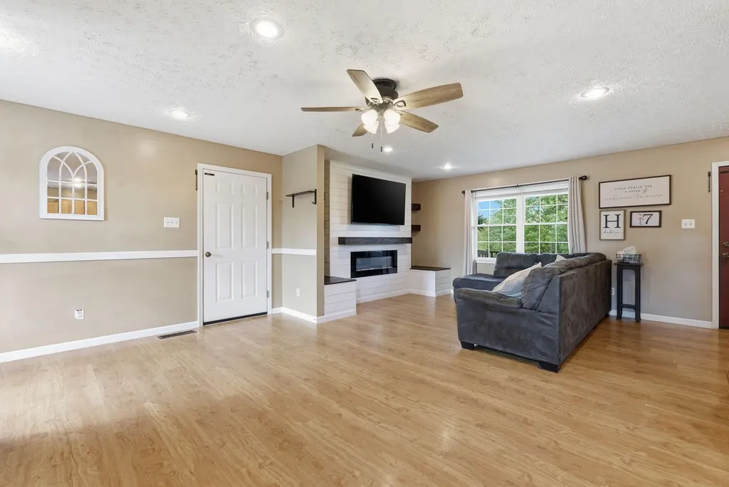 907 Carl Stevens Road Cynthiana KY 41031