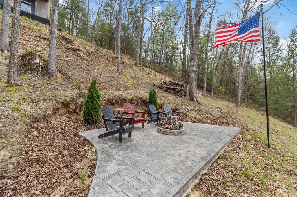 1265 Cliffs Edge Road East Bernstadt KY 40729