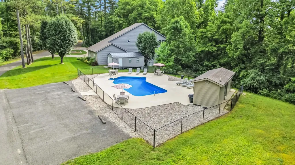 2394 Roberts Bend Road Burnside KY 42519
