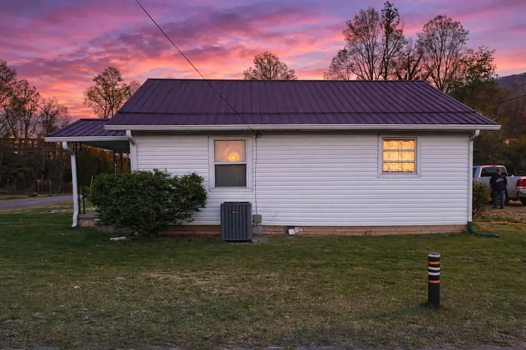 813 White Street Cumberland KY 40823