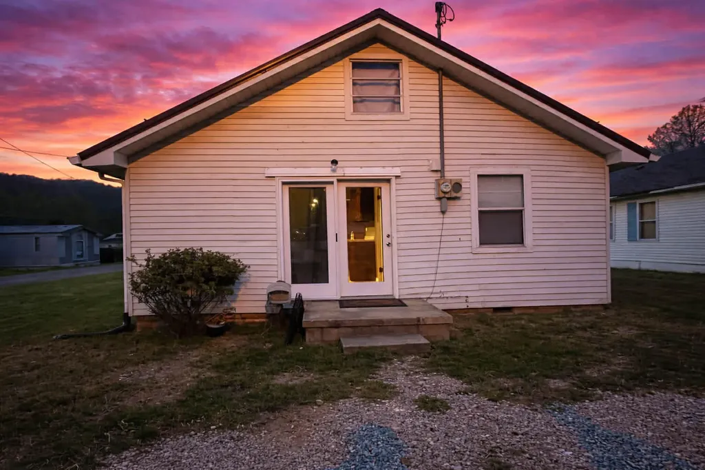 813 White Street Cumberland KY 40823