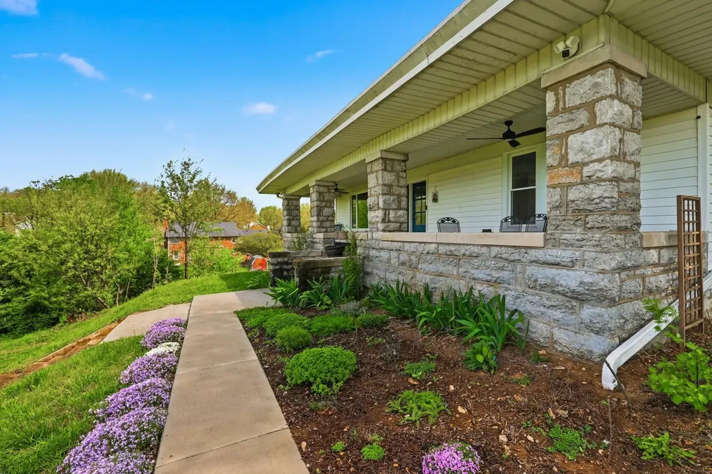 314 N Winter Street Midway KY 40347