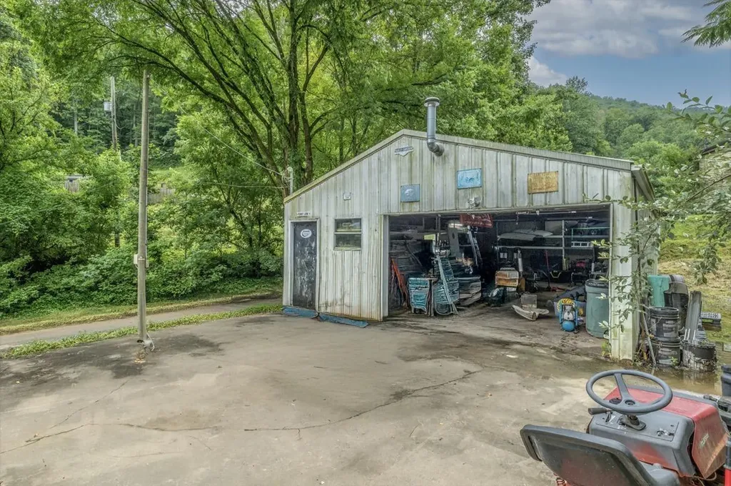 399 Hayes Branch Langley KY 41645