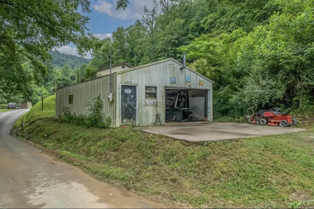 399 Hayes Branch Langley KY 41645
