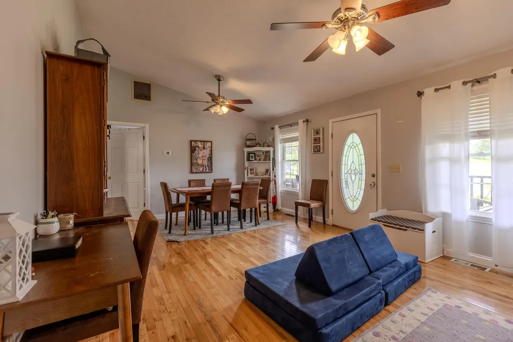 25 Dawn Morehead KY 40351