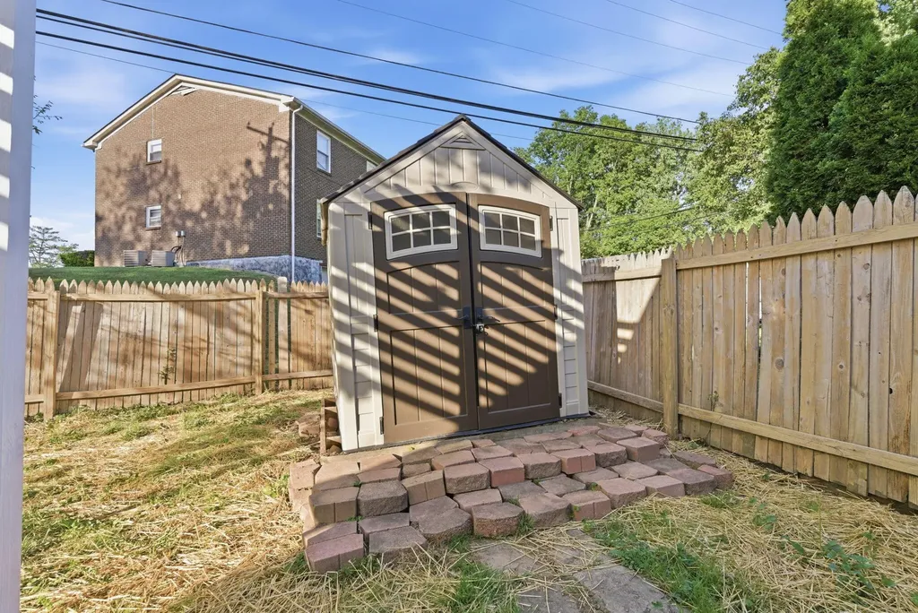 629 Attingham Court Lexington KY 40517