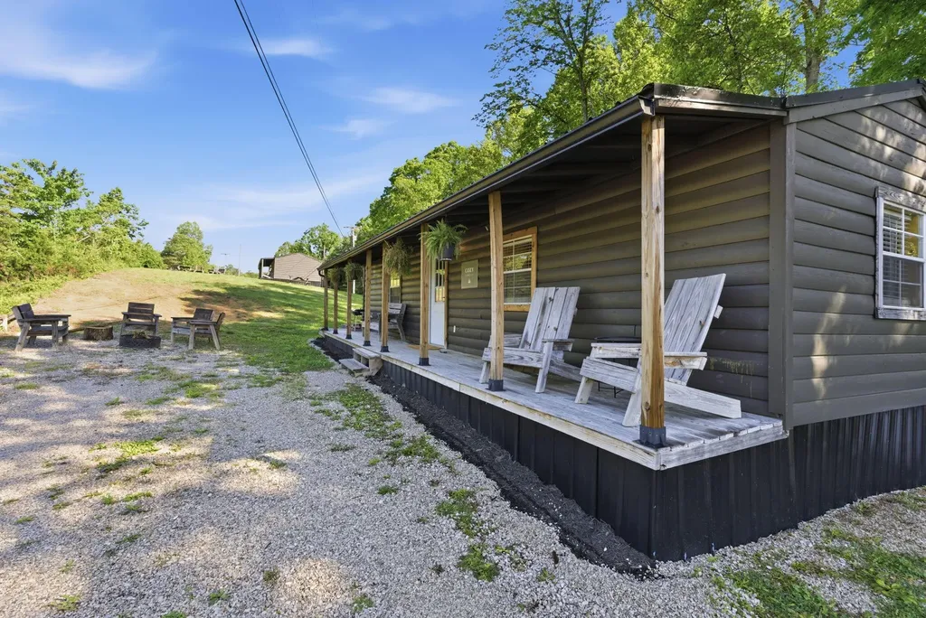 8086, 8222, 8225 Highway 15 Pine Ridge KY 41360