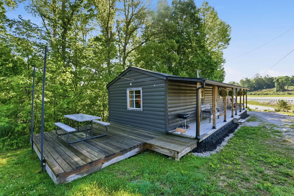 8086, 8222, 8225 Highway 15 Pine Ridge KY 41360
