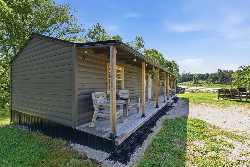 8086, 8222, 8225 Highway 15 Pine Ridge KY 41360