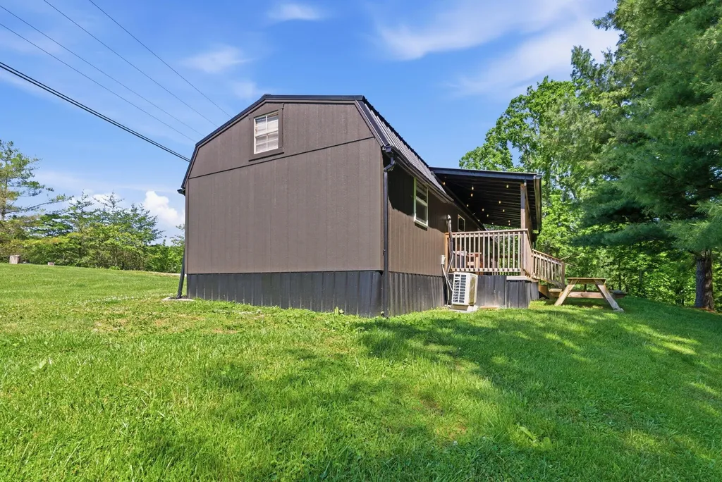8086, 8222, 8225 Highway 15 Pine Ridge KY 41360