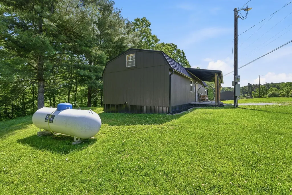 8086, 8222, 8225 Highway 15 Pine Ridge KY 41360