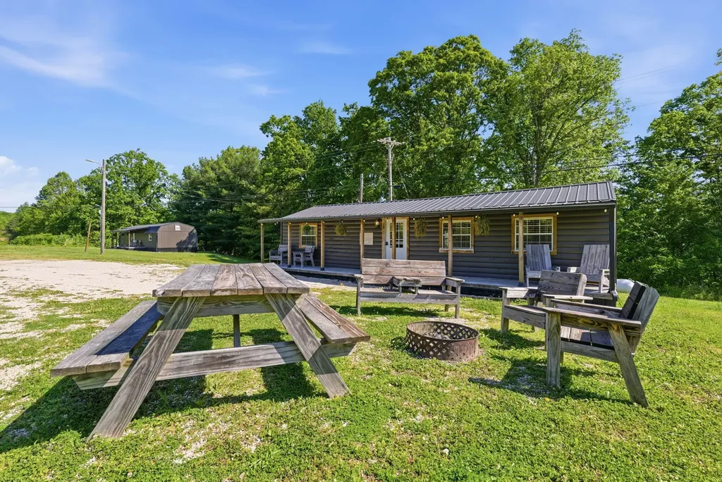 8086, 8222, 8225 Highway 15 Pine Ridge KY 41360