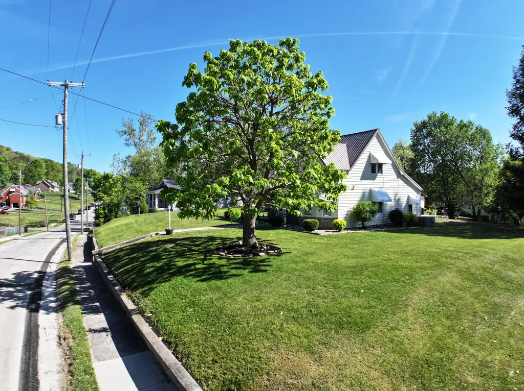 286 Broadway Street Irvine KY 40336