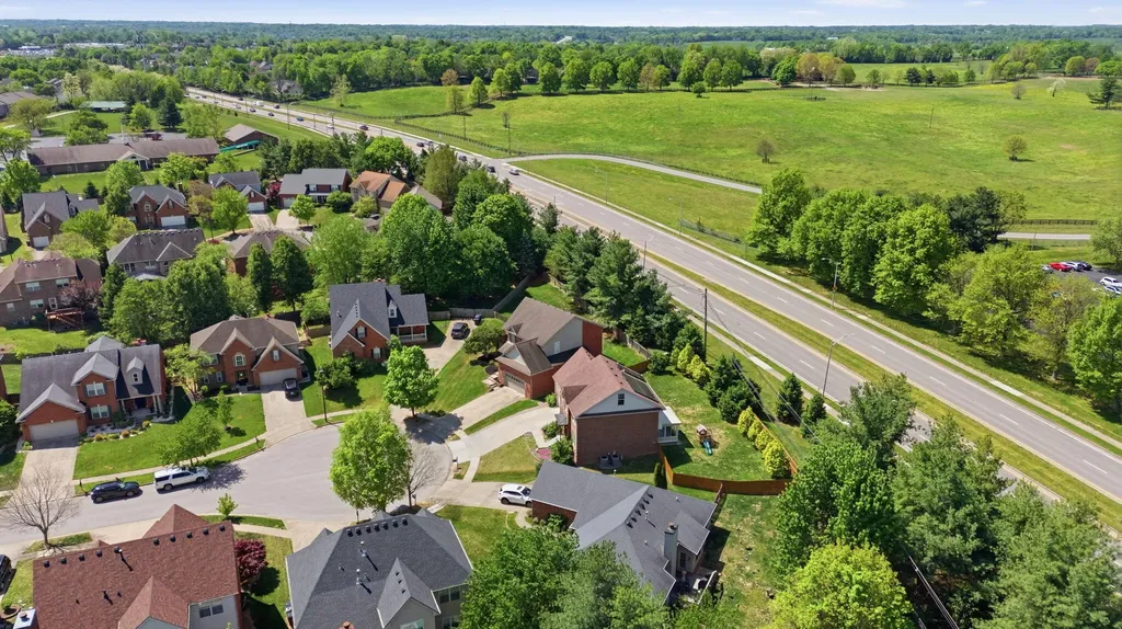 2233 Wilmington Lane Lexington KY 40513